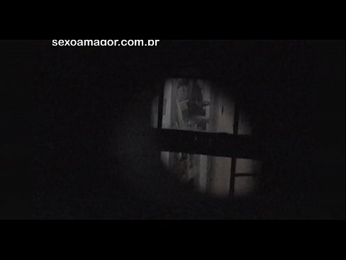 ❤️ Blondie blir i hemmelighet filmet av en nabolagsvoyeur gjemt bak hule murstein ❌ Jævla video hos oss ﹏